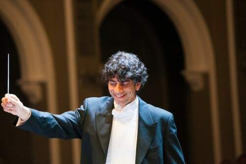 O maestro Tiago Flores vai reger o concerto de Natal. (Foto: Nathan Carvalho/divulgação) 