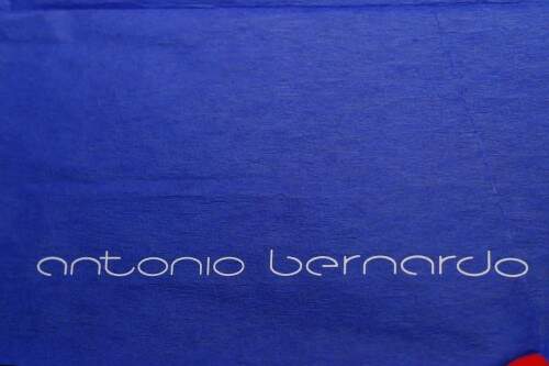 Detalhe da assinatura do designer Antonio Bernardo. (Foto: Lenara Petenuzzo/especial)