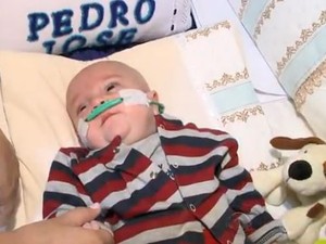 Pedro José ainda com a ajuda de um tubo de oxigênio, já que apenas um de seus pulmões funciona normalmente. (Crédito: AG)