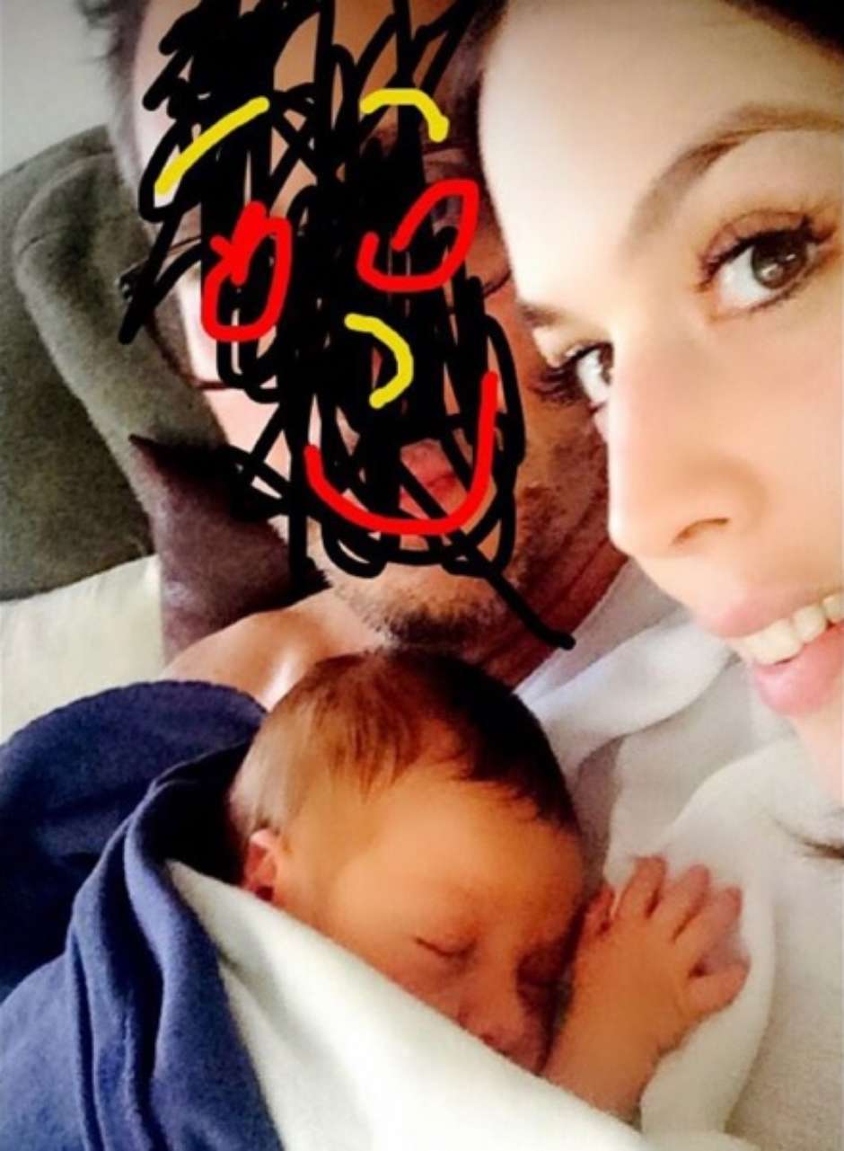 Ator postou imagem ao lado do bebê e da esposa no Instagram. (Foto: Reprodução)