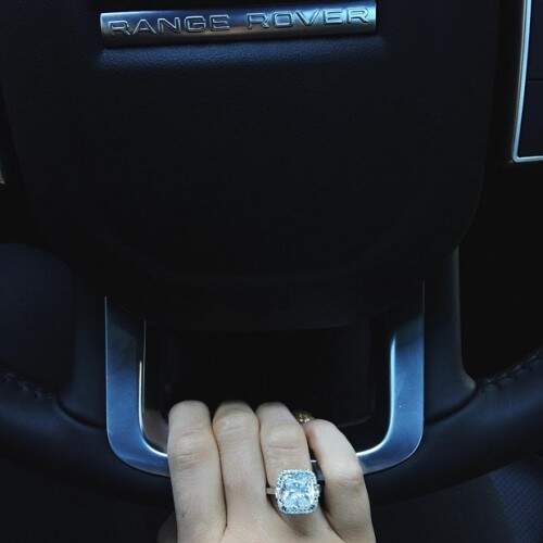 Kylie exibiu o anel com enorme diamante (Foto: Instagram)