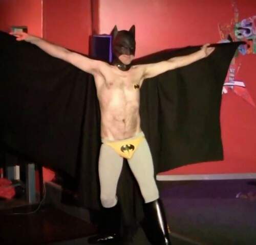 Golpista atuava como Ian Kognito, fantasiado de Batman erótico. (Crédito: Reprodução)