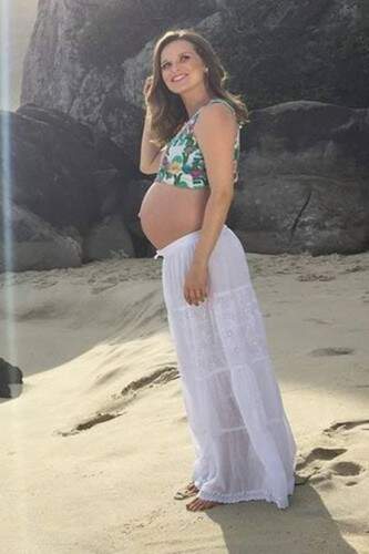 Fernanda Rodrigues posa para fotos na praia. (Foto: Reprodução)