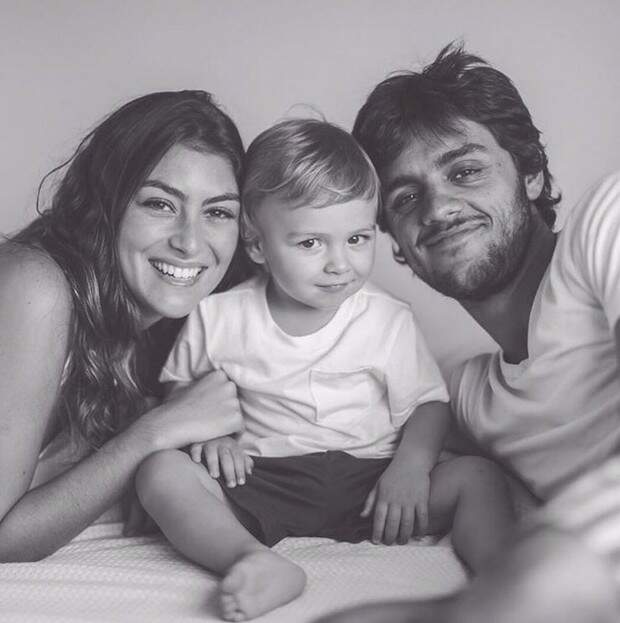 Felipe Simas com a mulher, Mariana Uhlmann, e o filho, Joaquim. (Foto: Reprodução)