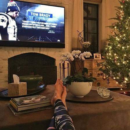 Modelo estava assistindo jogo do marido, Tom Brady. (Foto: Reprodução)