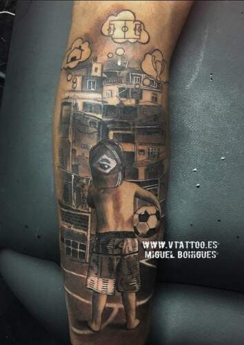 O desenho da tatuagem é um menino brasileiro sonhando em ser jogador de futebol, ainda pequeno. Foto: Reprodução