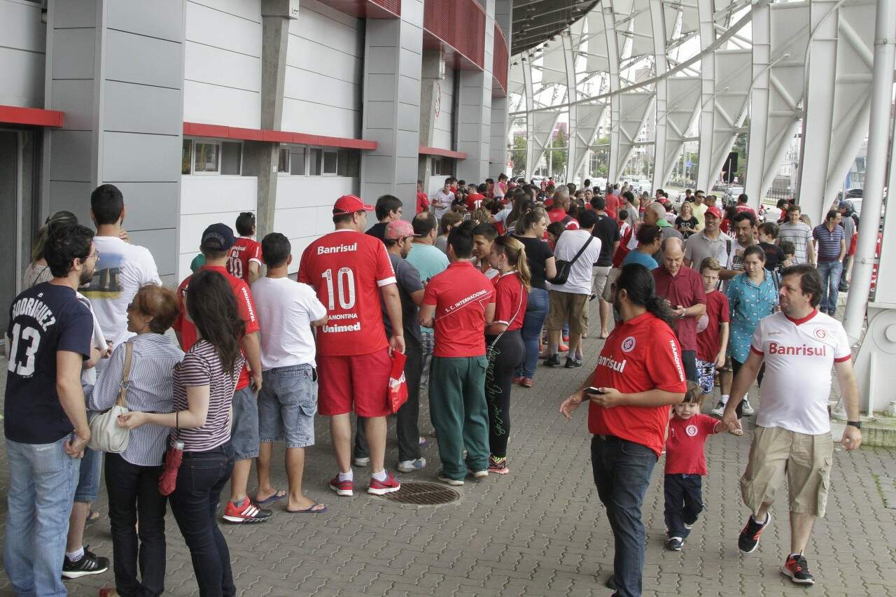 Milhares de pessoas foram ao Beira-Rio comprar ingressos neste sábado.