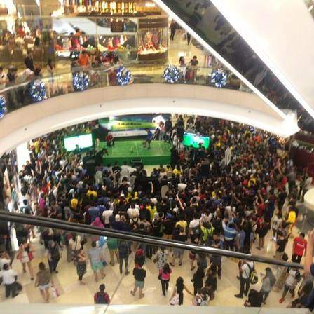 Shopping de Singapura lotado de fãs. (Foto: Reprodução)