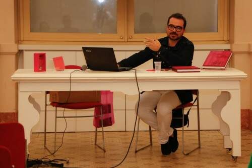 André Venzon: explanação a respeito do bem elaborado catálogo e sobre a bonita exposição que deve ser conferida em seu atelier. (Foto: Lenara Petenuzzo/especial)