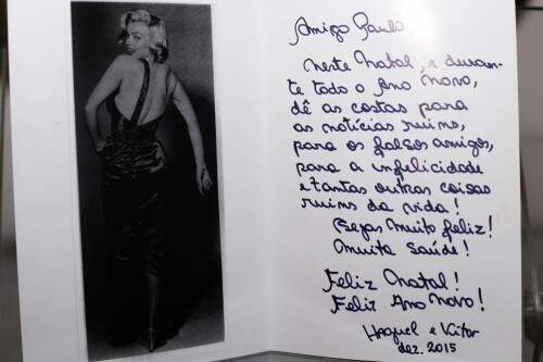 Haguel La Porta e Vitor Souza Coelho escolheram uma imagem de Marylin Monroe, artista preferida da dupla, para criar o cartão com os votos para 2016. (Foto: Lenara Petenuzzo/especial) 