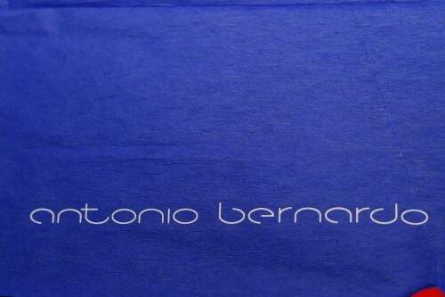 Detalhe da assinatura do designer Antonio Bernardo. (Foto: Lenara Petenuzzo/especial)