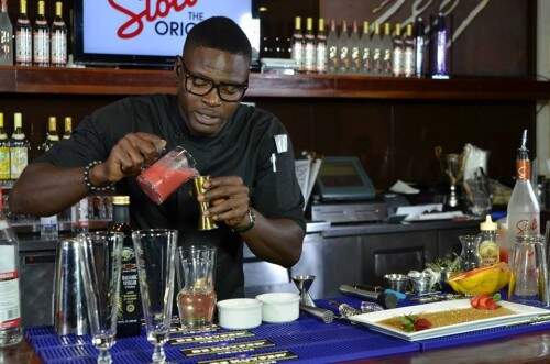 Mixologista Philip Antoine vai preparar drinques barbadianos durante o festival no Sheraton. (Foto: Divulgação) 