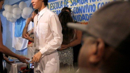 Ois dois foram clicados em clima de romance na quadra da escola de samba Vila Isabel, no Rio. (Foto: Reprodução)