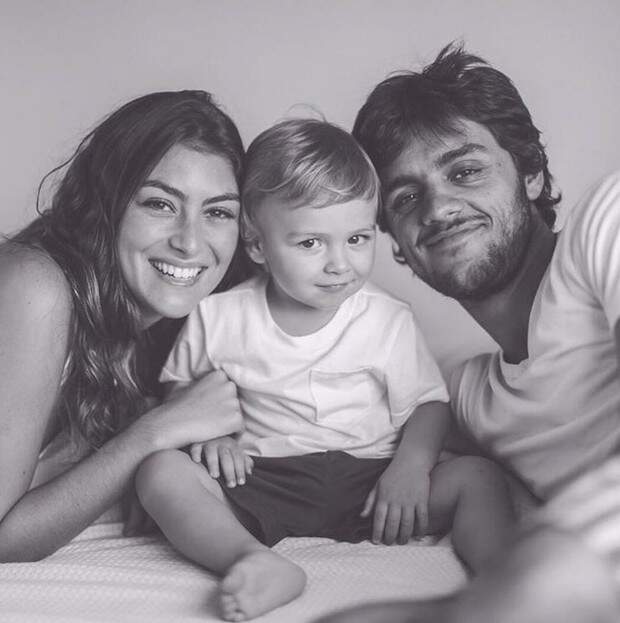 Felipe Simas com a mulher, Mariana Uhlmann, e o filho, Joaquim. (Foto: Reprodução)