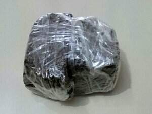 Polícia também encontrou invólucros de maconha na casa de uma cliente da mulher. (Foto: Reprodução)