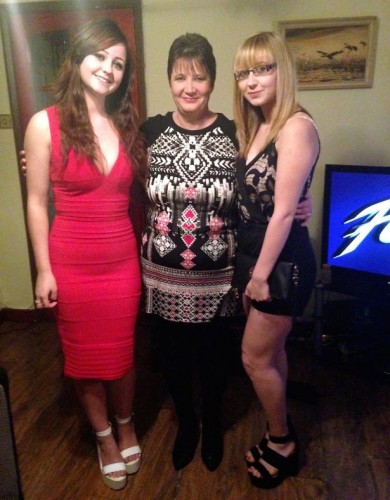 Zoe com a mãe e a irmã. (Foto: Reprodução)