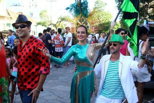 Luiza Ollé com Zeca Brito e Miltinho Talaveira no primeiro agito de rua com o Bloco Maria do Bairro 2016, que completa uma década de animação e presta homenagem a Waldemar Moura Lima, o Pernambuco, um dos fundadores do bloco. (Foto: Lucas Uebel/O Sul)