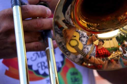 No detalhe: o trombone, instrumento que não pode faltar em qualquer marchinha de Carnaval. (Foto: Lucas Uebel/O Sul)