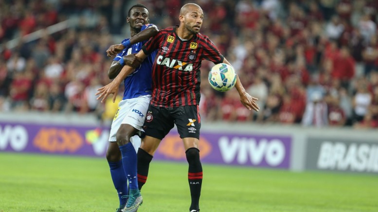 Zagueiro virá para lutar pela posição ao lado de Geromel. (Foto: Geraldo Bubniak /AGB/Folhapress)
