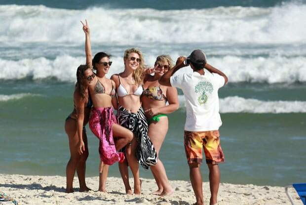 Isis Valverde se diverte na praia com amigas. (Foto: Reprodução)
