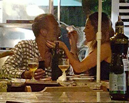 Paolla chegou a dar comidinha na boca do diretor. (Foto: Reprodução)