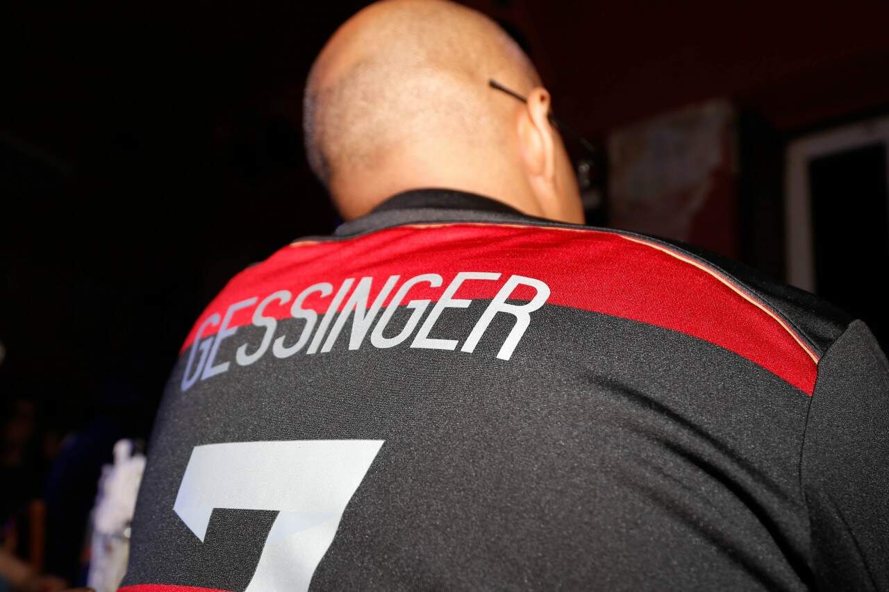Fã que veste a camisa: Emerson Rickenbacker homenageou o músico Humberto Gessinger. (Foto: Lenara Petenuzzo/especial)