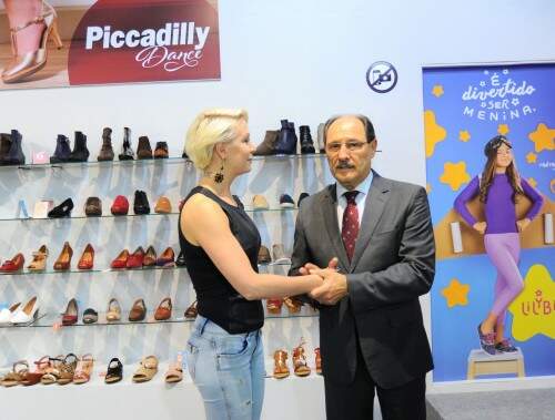 Ana Carolina Grings conversou com o governador José Ivo Sartori no estande da Piccadily. (Foto: divulgação)