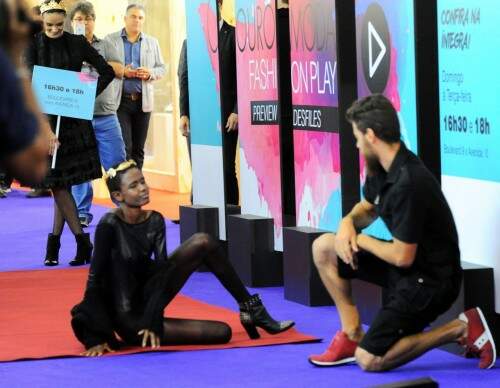 Descontraídos: a modelo Natielle Alves num momento singular com o modelo e ator Thiago Mantovani. (Foto: divulgação)