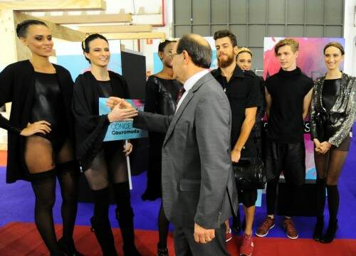 O governador José Ivo Sartori aproveitou para cumprimentar as meninas que estavam no pavilhão gaúcho da feira. (Foto: divulgação)