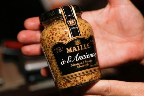 A mostarda a l'Ancienne, da francesa Maille, dá o toque especial aos pratos do restaurante. (Foto: Lenara Petenuzzo/especial)