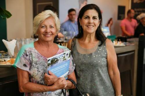 Leia Sefton e Gisela Bispo estiveram no concorrido coquetel de lançamento da 47ª edição da revista Best Home. (Foto: Vini Dalla Rosa/Divulgação)