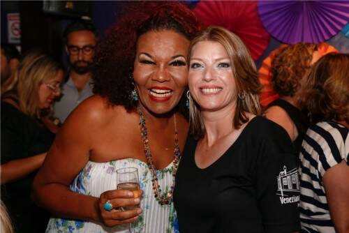 Glórya Cristal e Clarice Decker comemoram no conhecido pub da cidade baixa. (Foto: Lenara Petenuzzo/especial)