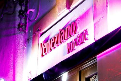 A placa de entrada do Venezianos com iluminação temática. (Foto: Lenara Petenuzzo/especial)