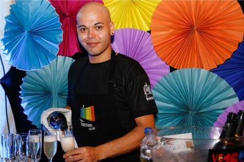 Marcelo Santos dava as boas-vindas com seus drinks preparados para a comemoração. (Foto: Lenara Petenuzzo/especial)