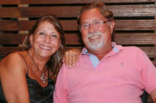 Maria Teresa Carlan Esteves e Jorge Freitas Esteves durante a animada ocasião de drinques na varanda do categorizado restaurante do Barra Shopping. (Foto: Lenara Petenuzzo/especial)