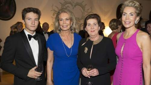 Príncipe Aly Muhammad Aga Khan com a avó, Renate Thyssen-Henne, e a mãe, Gabriele de Leiningen, entre uma das convidadas da estreia da ópera Fidélio. (Foto: Reprodução)