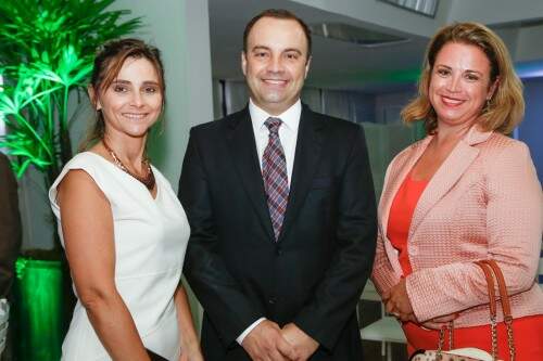 Carmem Jardim e Angela Machado com Auri Luiz Morais Rodrigues Filho na noite de cerimônia de posse das lideranças da ABRH-RS. (Foto: Lenara Petenuzzo/especial)