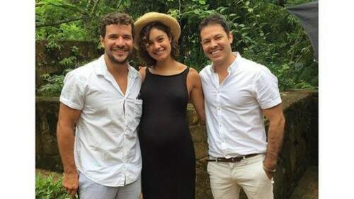 Sophie e Daniel com o funcionário do hotel em Ilhabella. (Foto: Reprodução)