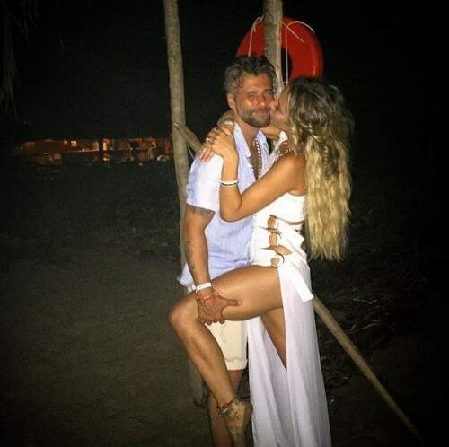 Atriz fez charme ao lado do marido. (Foto: Reprodução)