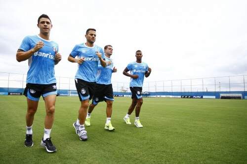 Atletas correram no gramado. (Foto: Lucas Uebel/Grêmio)