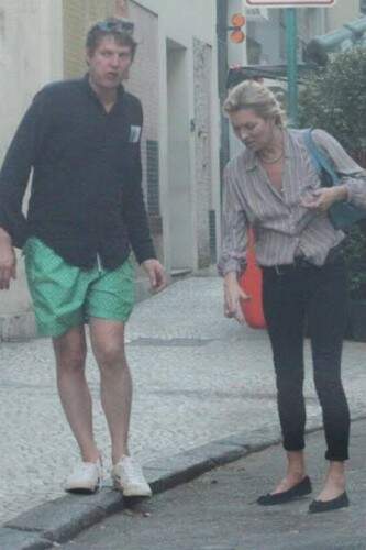 Kate Moss e o namorado, o conde Nikolai Von Bismarck. A modelo foi vista jogando um bituca de cigarro no chão e apagando com os pés. (Foto: Reprodução)
