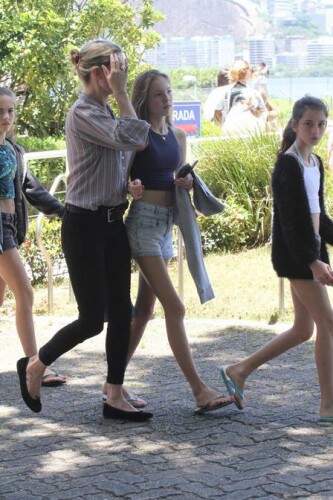Kate Moss se esconde das fotos. (Foto: Reprodução)