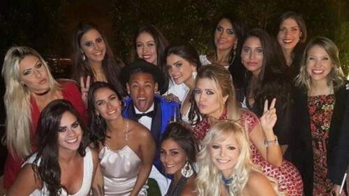 Amiga do craque postou foto em que ele aparece com as convidadas da festa. (Foto: Reprodução)