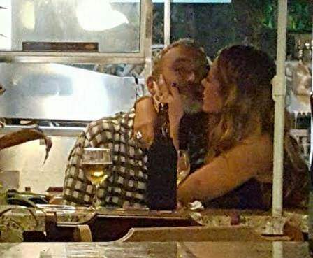 Casal namora muito durante o jantar. (Foto: Reprodução)