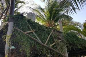 Parapeito feito de madeira da pousada Casa da Tartaruga não resistiu. (Foto: Reprodução)
