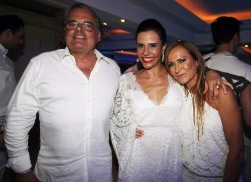 Narciza Tamborindeguy entre os amigos Helcius Pitanguy e Carla Lubisco no primeiro agito de 2016. (Foto: divulgação)