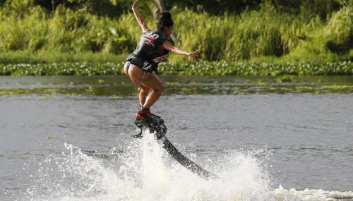Aline curtiu esportes aquáticos no fim de semana. (Foto: Reprodução)