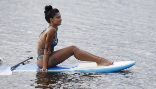 Aline Riscado se aventurou no stand up paddle. (Foto: Reprodução)