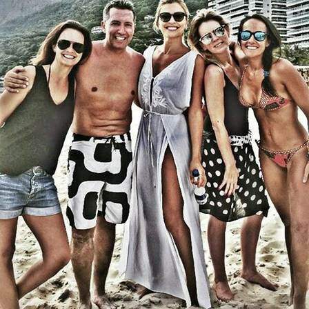 Grazi com Francisca Pereira e amigos na Praia de São Conrado, no Rio. (Foto: Reprodução)