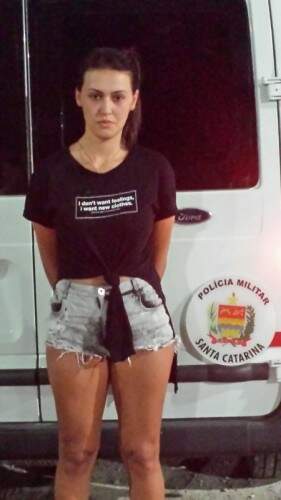 Paula Rodrigues vivia no litoral catarinense com o namorado, Juliano Biron da Silva, suspeito de matar o fotógrafo José Gustavo Bertuol Gargioni. (Crédito: Reprodução)